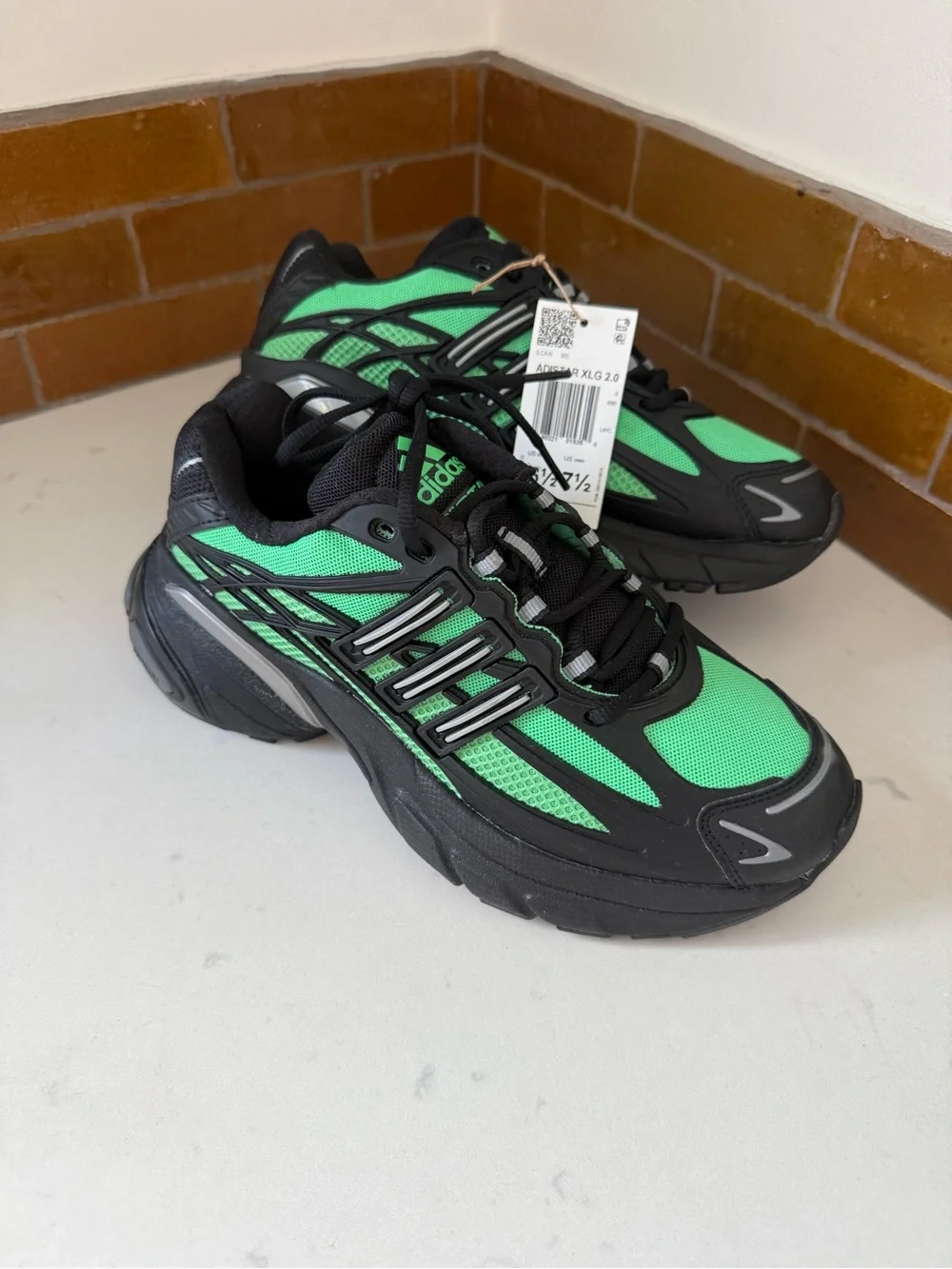 adidas 6.5 mens and 7.5 women's  Black and Green Mesh Athletic Sneakers